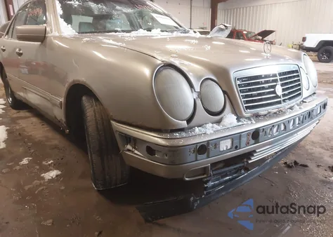 1998 Mercedes-Benz E 320 Awd z USA, uszkodzony, nr VIN WDBJF82F5WX008757